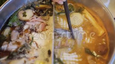 虾和三文鱼放入涮锅、或火锅